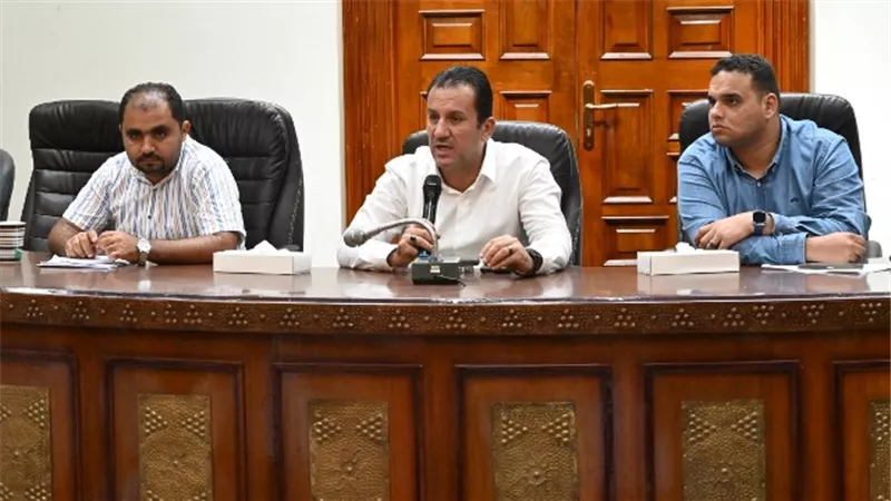 رئيس جهاز العاشر يحذر الشركات فى المدينة ويعطيها مهلة أسبوع.. بالصور