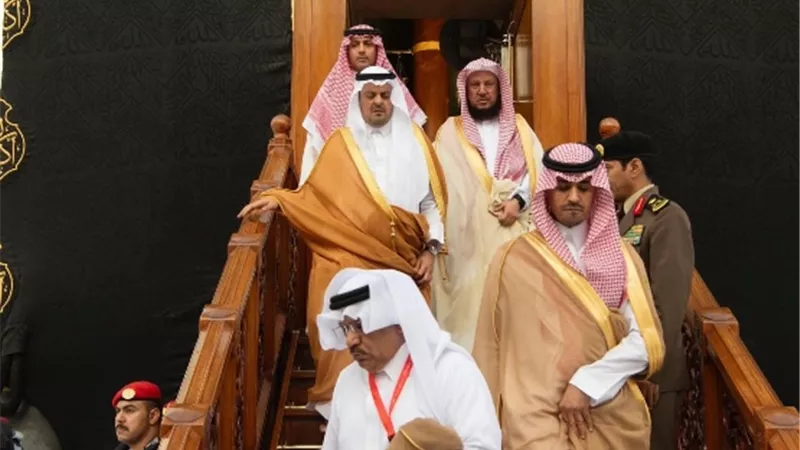 نائب أمير مكة المكرمة يتشرف بغسل الكعبة المشرفة