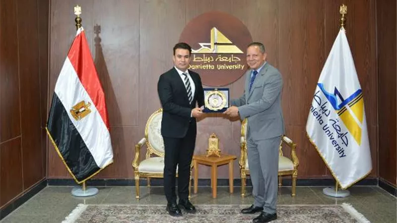 رئيس جامعة دمياط يستقبل مدير الشباب والرياضة