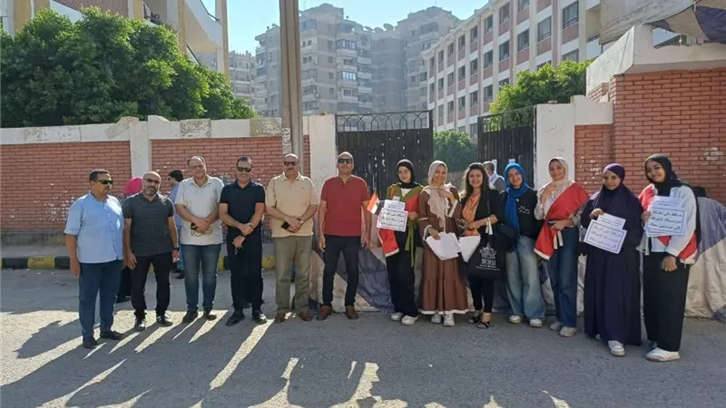 مدير الإدارة التعليمية بالمنيا يدعم طلاب الثانوية العامة في آخر يوم