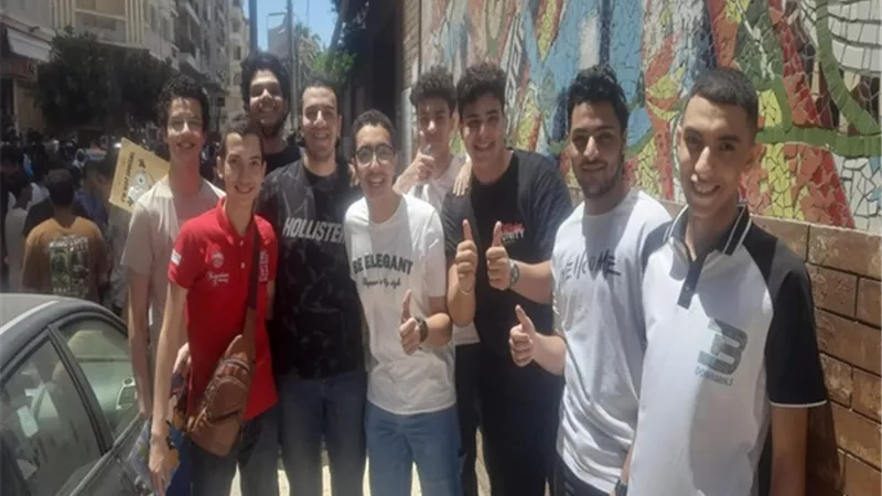 فرحة بين طلاب علمي رياضة بعد امتحان الرياضيات التطبيقية