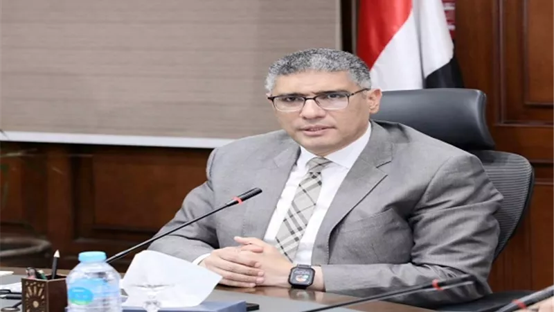 محافظ الجيزة: ضبط ٢٨٠٥ مخالفة تموينية متنوعة للمخابز والمحال