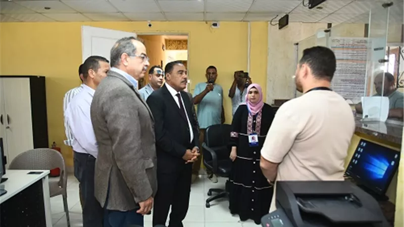 محافظ مطروح يتفقد عدد من الإدارات الخدمية بمركز ومدينة العلمين