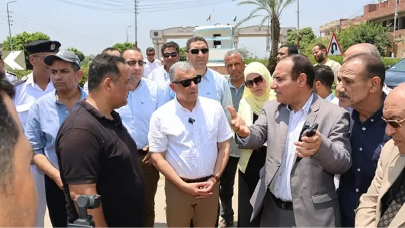 محافظ الإسماعيلية يتفقد مشروعات الطرق بالقصاصين والتل الكبير..صور