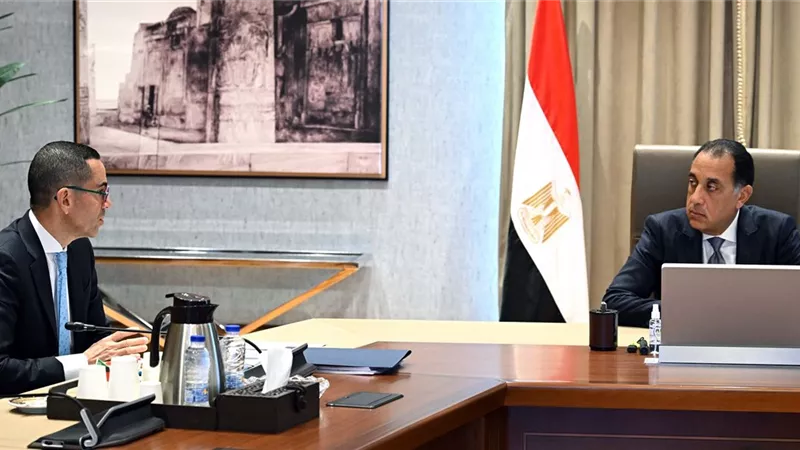 رئيس الوزراء يتابع مع وزير الاستثمار عددا من ملفات العمل