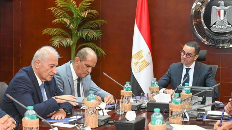 وزير الاستثمار يلتقى مسؤولى ايشيكتاش التركية