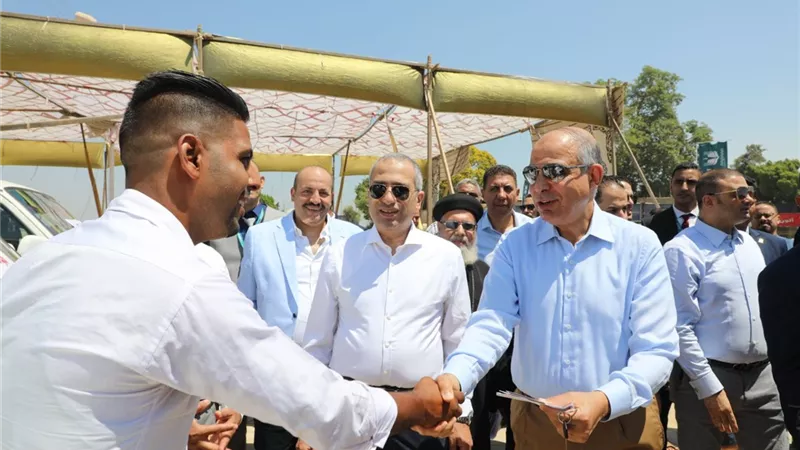 محافظ المنيا يشهد تسليم 200 ميكروباص جديد للسائقين