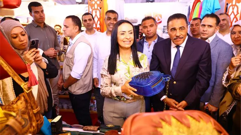وزيرة التضامن تتفقد أروقة معرض 
