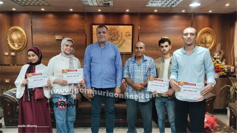 مدير تعليم دمياط يكرم غرفة عمليات الثانوية العامة