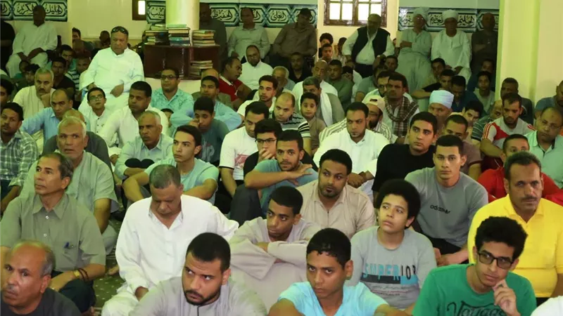 محافظ سوهاج يلتقي الأهالي عقب أداء صلاة الجمعة..صور