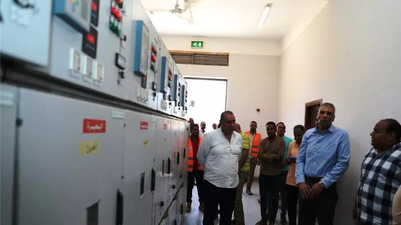 محافظ أسوان يتفقد مشروع لوحة توزيع الكهرباء بإدفو..صور