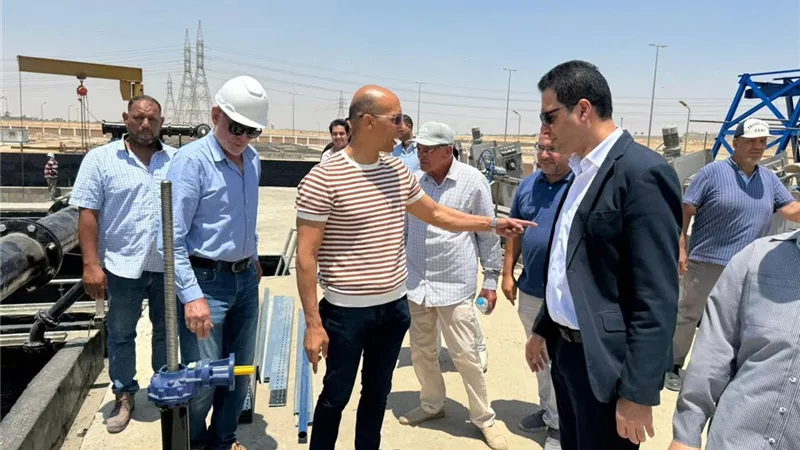 رئيس جهاز القاهرة الجديدة يشهد التشغيل التجريبي لمحطة الصرف الصحى