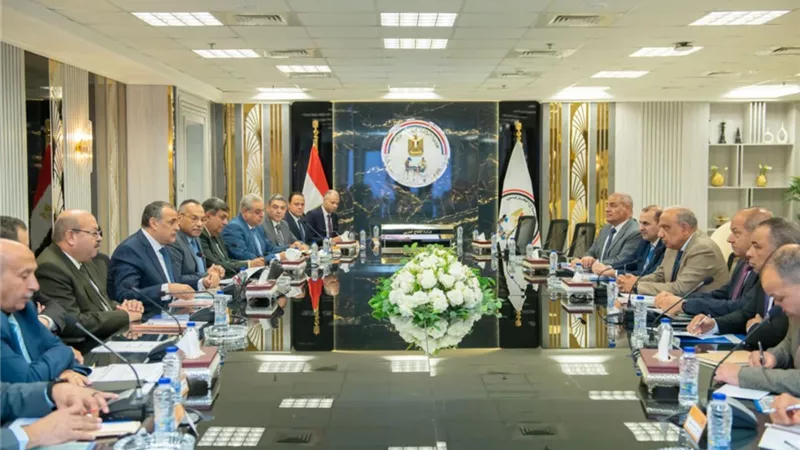 وزيرا الإنتاج الحربي والكهرباءيبحثان التدبير الموحد لاحتياجات الكهرباء