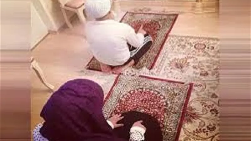 هل تصح إمامة الطفل لوالدته في الصلاة؟ دار الإفتاء تجيب