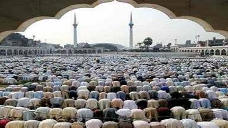 هل يجوز أن أنهى مُصليًا عَن الكلام أثناء الخُطبة؟