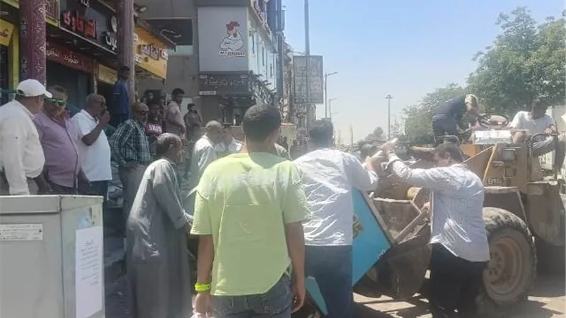 عامر: جهاز بدر يشن حملة شرسة على الإشغالات والباعة الجائلين.. صور