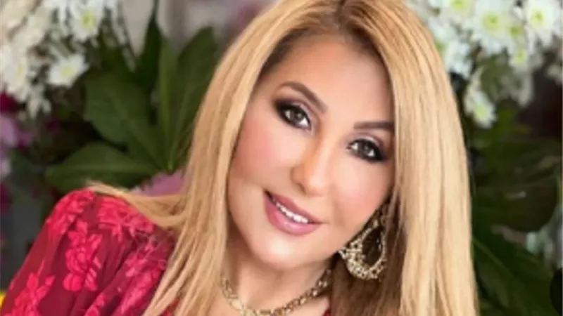 نادية الجندي تخطف الأنظار فوق سيارة حمراء