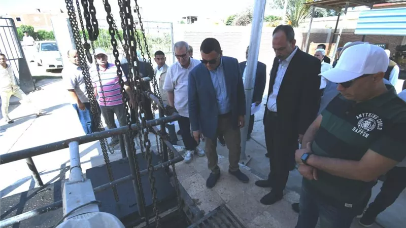 وزير الإسكان يتفقد الطرق والمحاور ومحطة الصرف ومشروع مدرسة تعليم أساسي بالنوبارية الجديدة