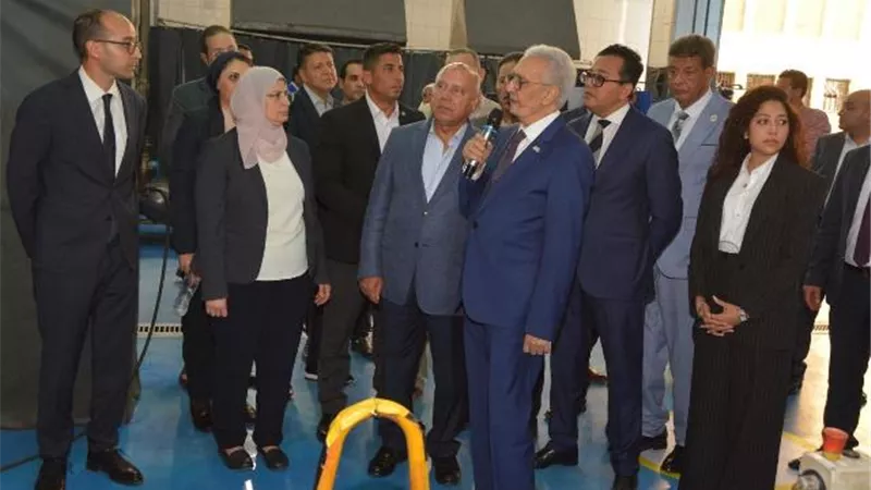 نائب رئيس الوزراء للتنمية الصناعية يتفقد مصنع 