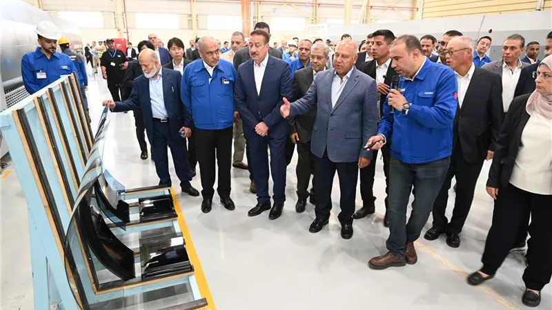 كامل الوزير يفتتح مصنعا لإنتاج الزجاج الهندسي