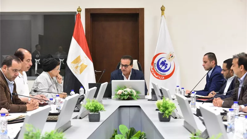 وزير الصحة يناقش عددا من الإجراءات لتعزيز جودة الخدمات الصحية