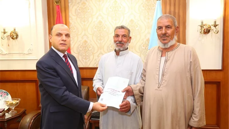 عبد المعطى يسلم عقود تقنين أراضي أملاك دولة من أهالى كفر الشيخ