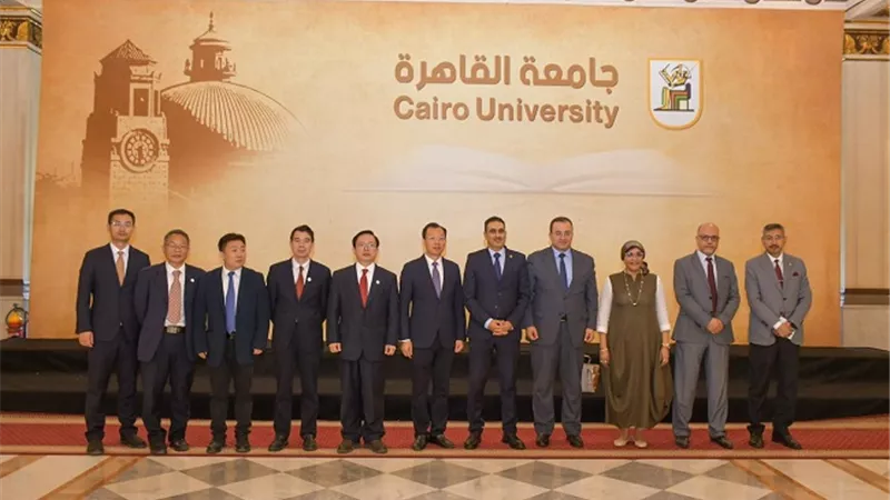 مباحثات لتعزيز التعاون بين جامعتي القاهرة وجنوب الصين الزراعية