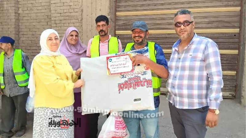 وجبات وشنط ومواد غذائية لعمال النظافة بالروضة بدمياط