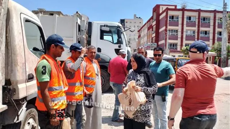 تكريم عمال النظافة بمركز الزرقا في يوم الشكر والتقدير