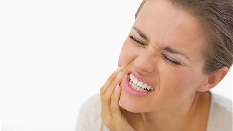 طبيب أسنان يكشف سببًا مفاجئًا لتسوس الأسنان.. و7 نصائح مهمة لصحة الفم