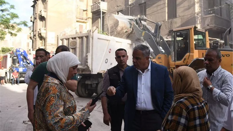 محافظ الاسكندرية ينتقل لمكان العقارالمنهاربشارع الخديوى العطارين