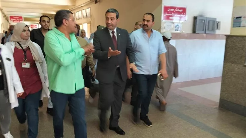 محافظ دمياط يفاجئ المستشفى التخصصي ويشيد بالخدمات الطبية