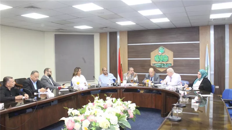 مستثمرو العاشر يناقشون مع وزير الإسكان أزمة المقنن المائي