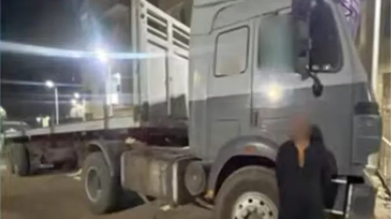 الأجهزة الأمنية تكشف ملابسات فيديو لسائق سيارة نقل عرض حياة المواطنين للخطر بالتجمع الخامس