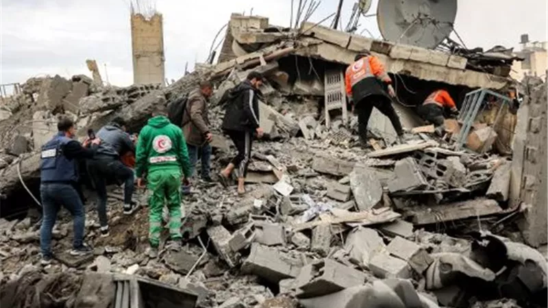 الاحتلال الإسرائيلي يهاجم 150 هدفا في غزة.. وسقوط مئات الشهداء والجرحى