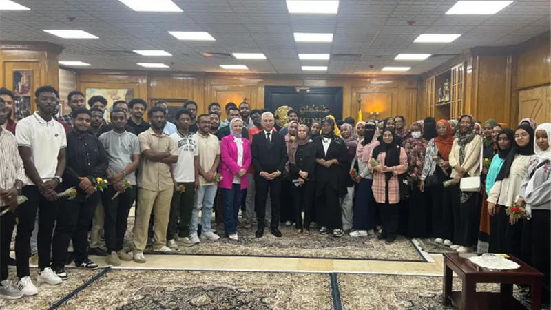 د. عصام فرحات يستقبل وفدًا من الطلاب الوافدين بالجامعة