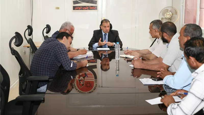 رئيس جامعة جنوب الوادى يبحث تنفيذ تطبيق الكتروني لنظم الصيانة
