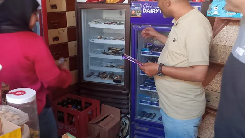 ضبط اغذيه منتهيه الصلاحية وادويه مجهوله المصدر بكفر الشيخ