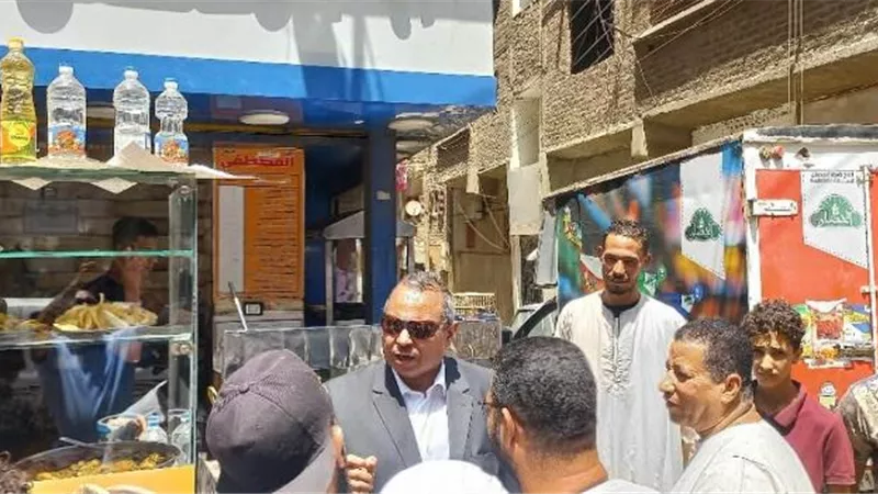 السكرتير المساعد بسوهاج يقود حملة لرفع الإشغالات وضبط التوك توك
