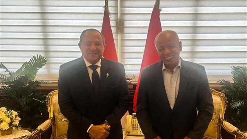 محافظ بورسعيد يلتقي رئيس عمال مصر لتعزيز التعاون المشترك