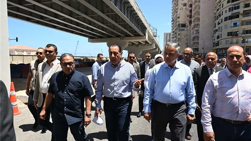 رئيس الوزراء يتفقد أعمال تطوير محور 