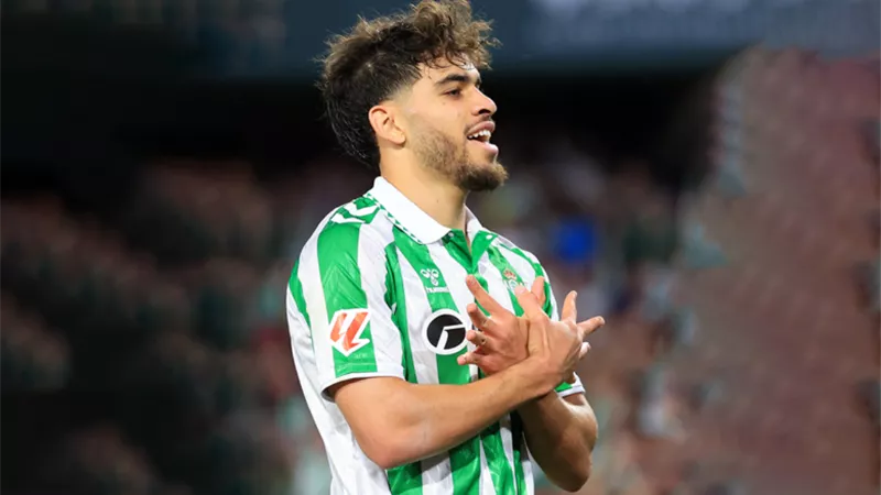 ميلان يجهز عرضًا ضخمًا لخطف نجم المنتخب المغربي من نابولي