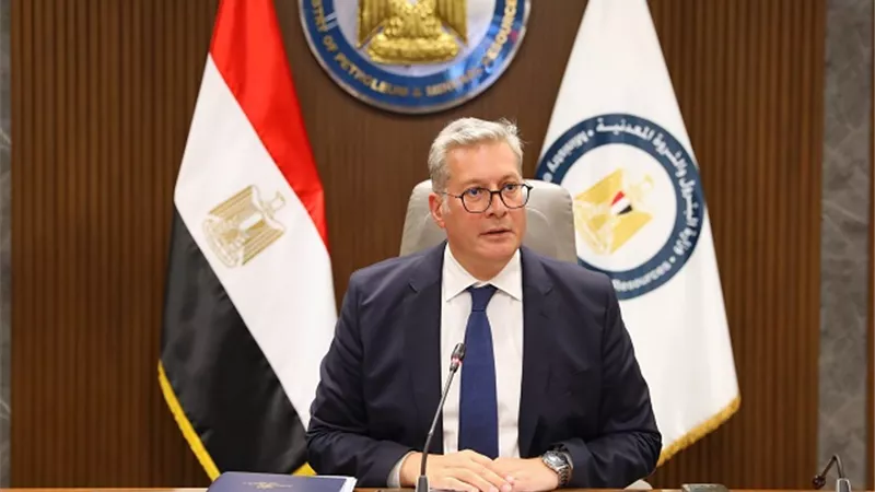 وزير البترول يتقدم بخالص التعازي للمتحدث الإعلامي السابق في وفاة نجله