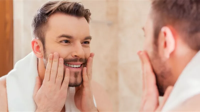5 دقائق كافية لبشرة صحية .. روتين العناية اليومية للرجال