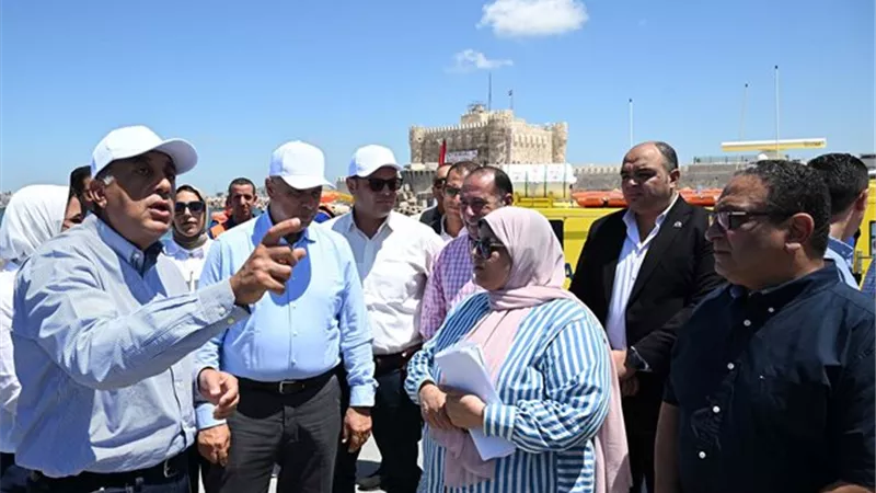 رئيس الوزراء يتفقد أعمال مشروع تنفيذ الحواجز البحرية بالإسكندرية