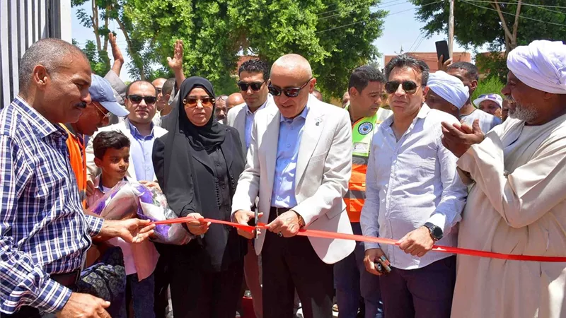 محافظ الأقصر يفتتح مشروعات مياه وصرف صحى بمركز الزينية
