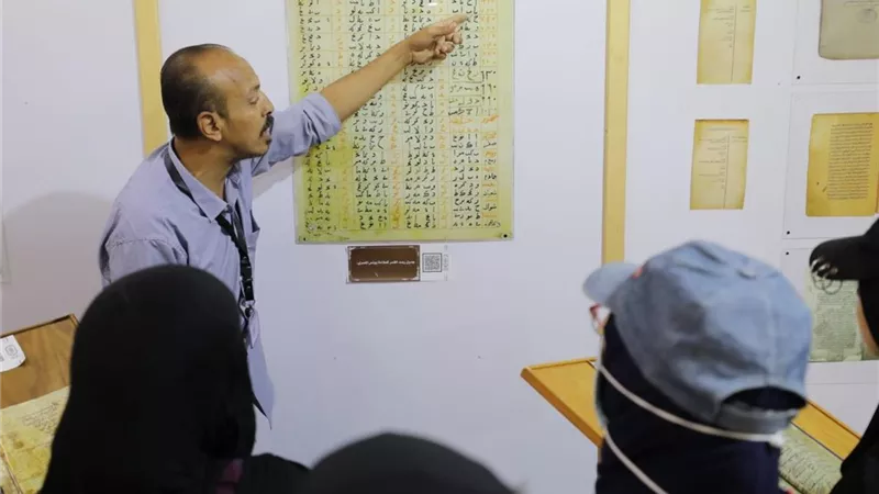 رصد القمر يُبهر الزوّار مخطوطة نادرة في جناح الأزهر بمعرض الكتاب