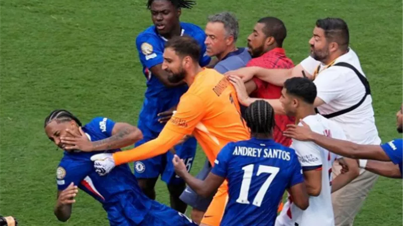 دوناروما يصفع بيدرو عقب نهائي كأس العالم للأندية