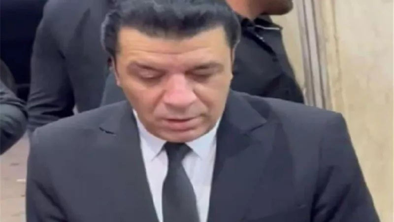 مصطفى كامل أول الحاضرين عزاء محمد عواد