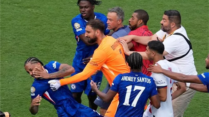 شاهد.. إنريكي يفقد أعصابه ويعتدي بالضرب على لاعب تشيلسي